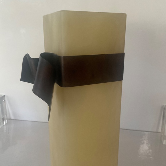 MARTHA STUDY TALL RESIN VASE W/ METAL TRIM - Picture 3 of 6